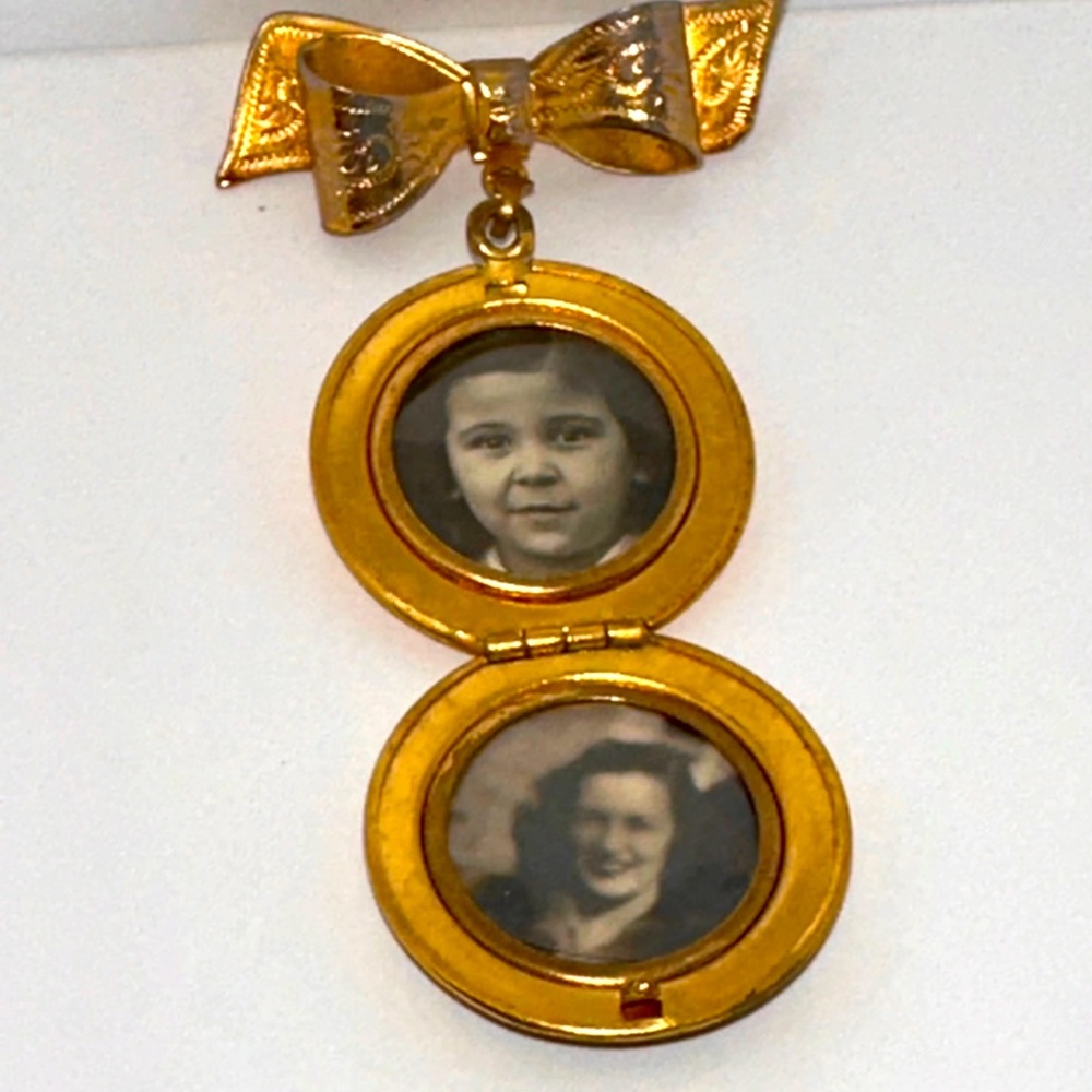 VINTAGE Locket Brooch.